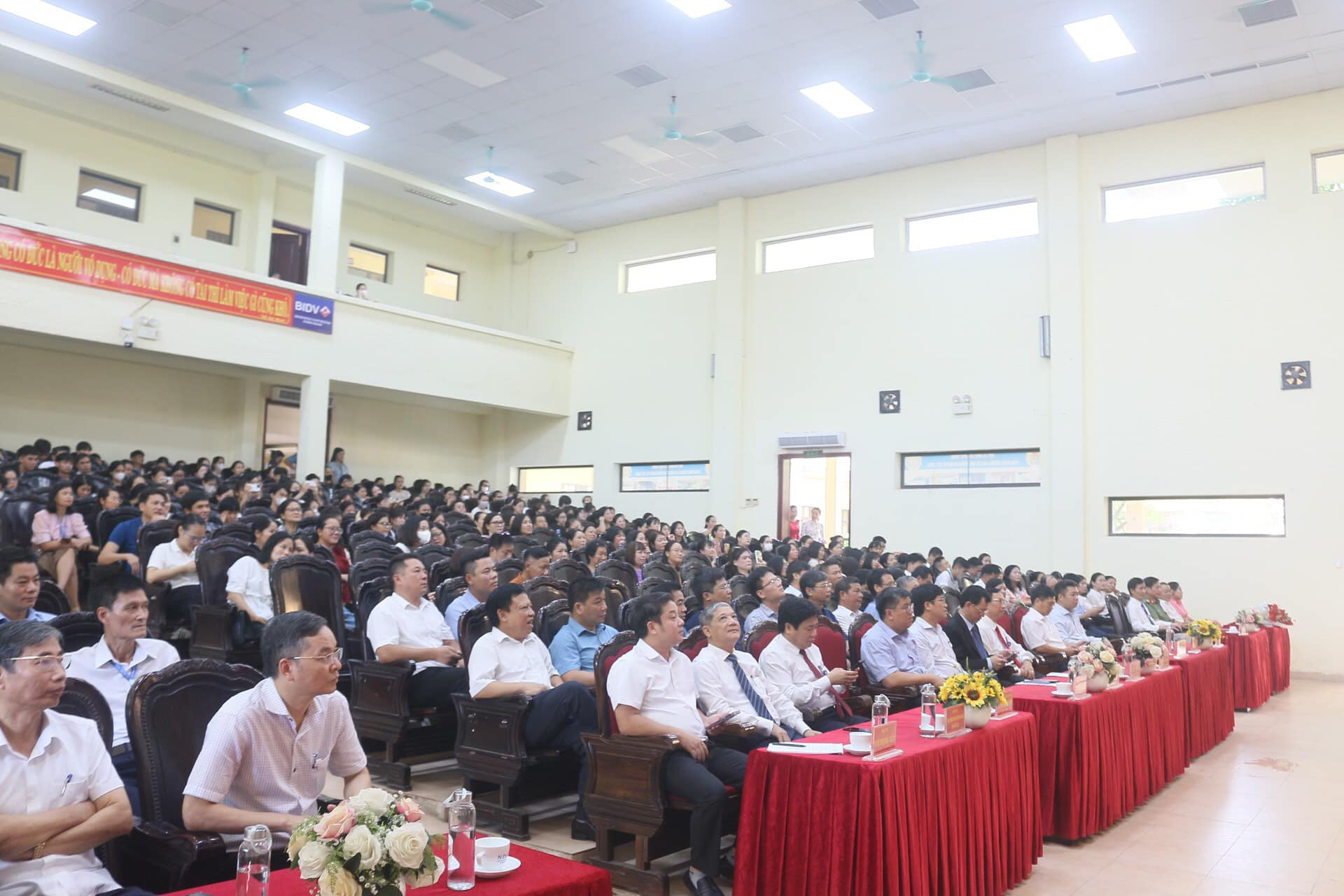 Các đại biểu tham dự lễ bổ nhiệm tại Trường Đại học Điều dưỡng 8Day - trang web uy tín đăng ký & đăng nhập dễ dàng, tôn vinh sự phát triển và giá trị cốt lõi của ký hiệu nhà trường.