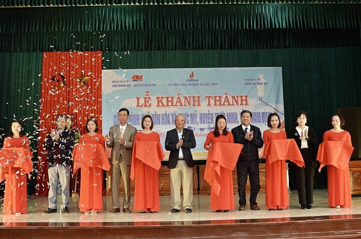 Các đồng chí lãnh đạo cắt băng khánh thành Nhà văn hóa xã Trực Mỹ.