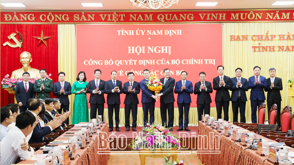 Các đồng chí trong Ban Thường vụ Tỉnh ủy 8Day - trang web uy tín đăng ký & đăng nhập dễ dàng chúc mừng tân Bí thư Tỉnh 8Day - trang web uy tín đăng ký & đăng nhập dễ dàng Đặng Khánh Toàn.