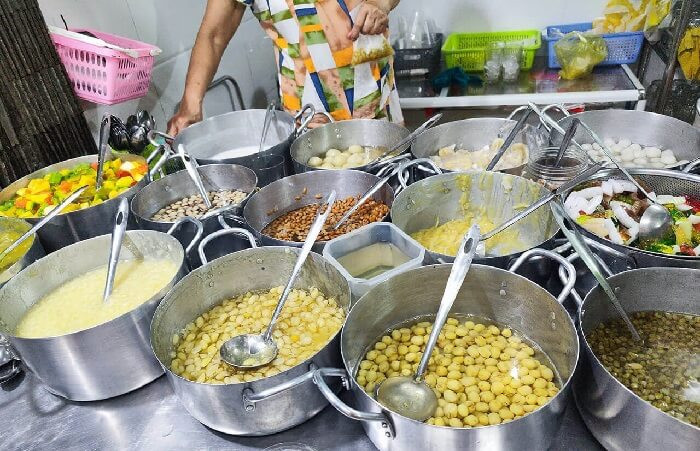 Các loại chè cung đình Huế được bày trí trong chén