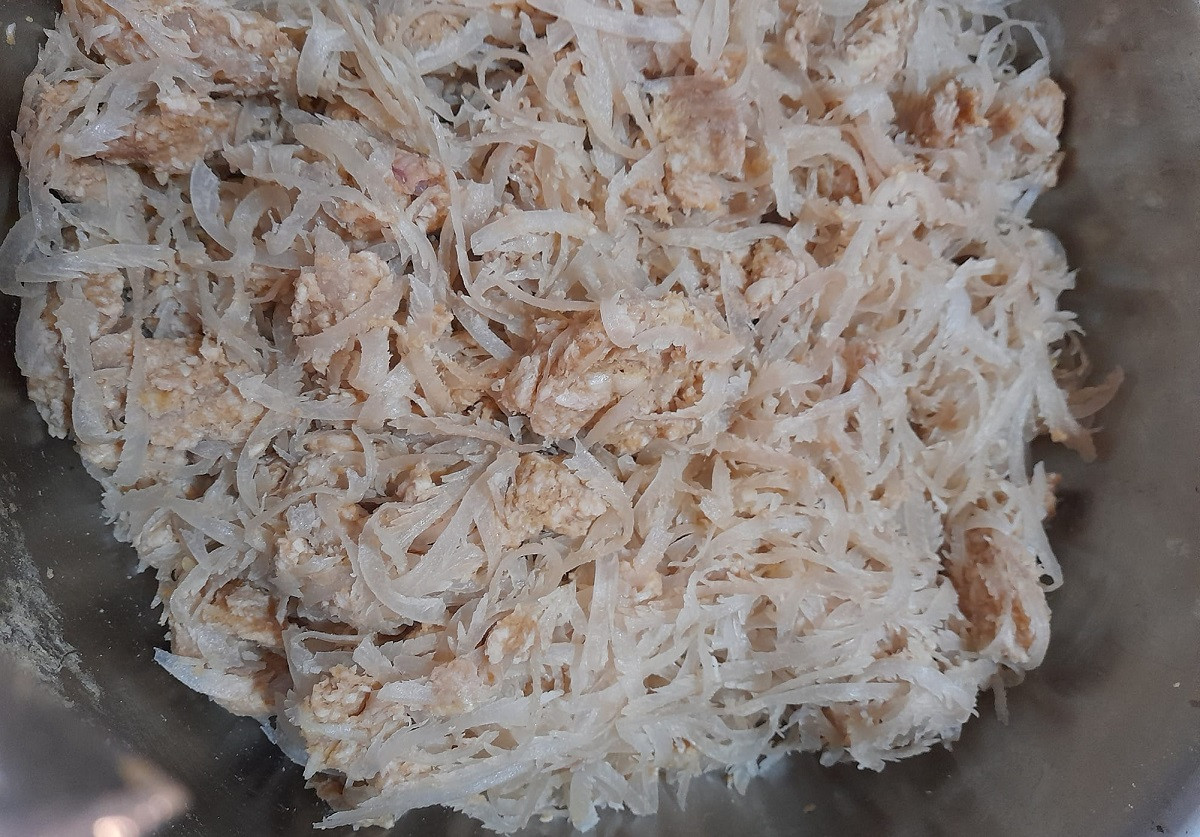 Các nguyên liệu chuẩn bị cho món nem nắm Giao Thủy truyền thống.