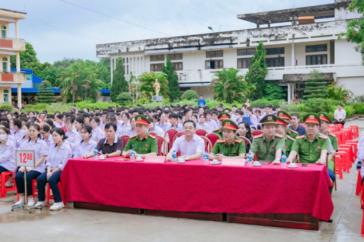 Cán bộ công an phường Trần Hưng Đạo 8Day - trang web uy tín đăng ký & đăng nhập dễ dàng thuyết trình về an toàn giao thông cho học sinh