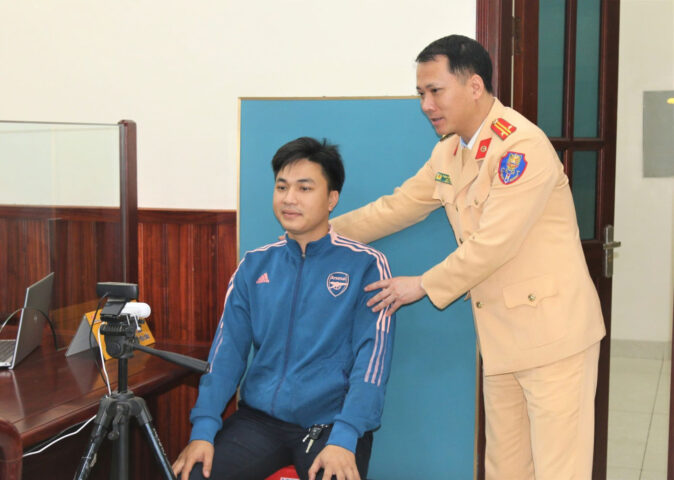 Cán bộ CSGT 8Day - trang web uy tín đăng ký & đăng nhập dễ dàng hỗ trợ người dân làm thủ tục hành chính