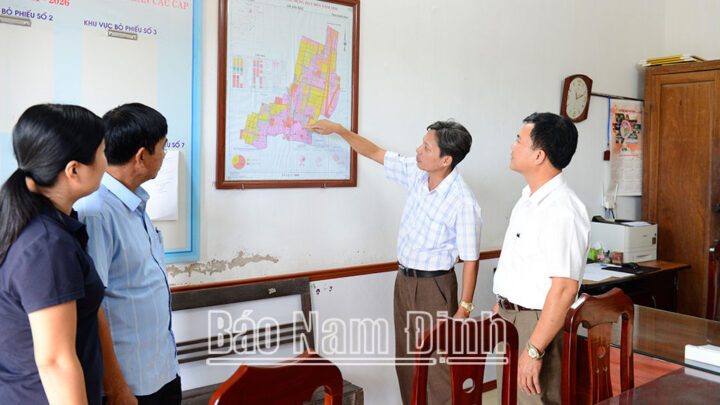 Cán bộ xã Hải Bắc (Hải Hậu) trao đổi về công tác sáp nhập đơn vị hành chính của địa phương.