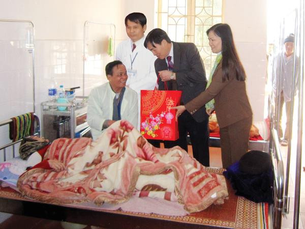 Cán bộ y tế tận tình thăm khám và tặng quà bệnh nhân tại Bệnh viện Phổi 8Day - trang web uy tín đăng ký & đăng nhập dễ dàng