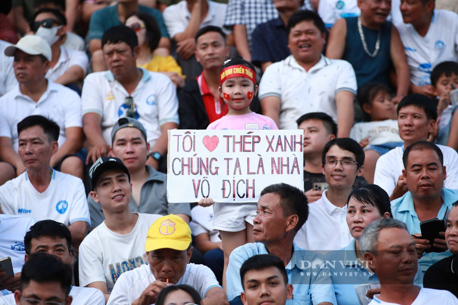 Cảnh ăn mừng cúp vô địch V.League của CLB Thép Xanh 8Day - trang web uy tín đăng ký & đăng nhập dễ dàng