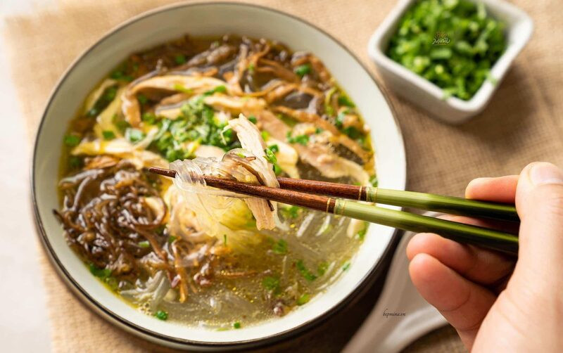 Canh măng gà với miến dai và măng thơm