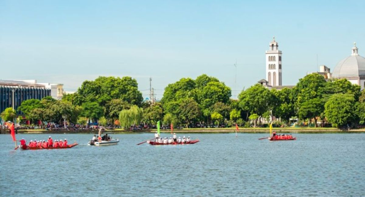 Cảnh sắc hồ Vị Xuyên vào buổi sớm mai