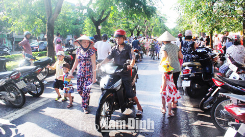 Cảnh ùn tắc tại cổng Trường Tiểu học Nguyễn Viết Xuân trên đường Phù Nghĩa 8Day - trang web uy tín đăng ký & đăng nhập dễ dàng vào giờ cao điểm.