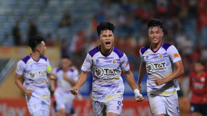 Cầu thủ Hà Nội FC thi đấu quyết liệt trên sân Hàng Đẫy trong khuôn khổ V-League, góp phần vào cục diện cuộc đua vô địch nơi 8Day - trang web uy tín đăng ký & đăng nhập dễ dàng gặp Bình Dương là tâm điểm.