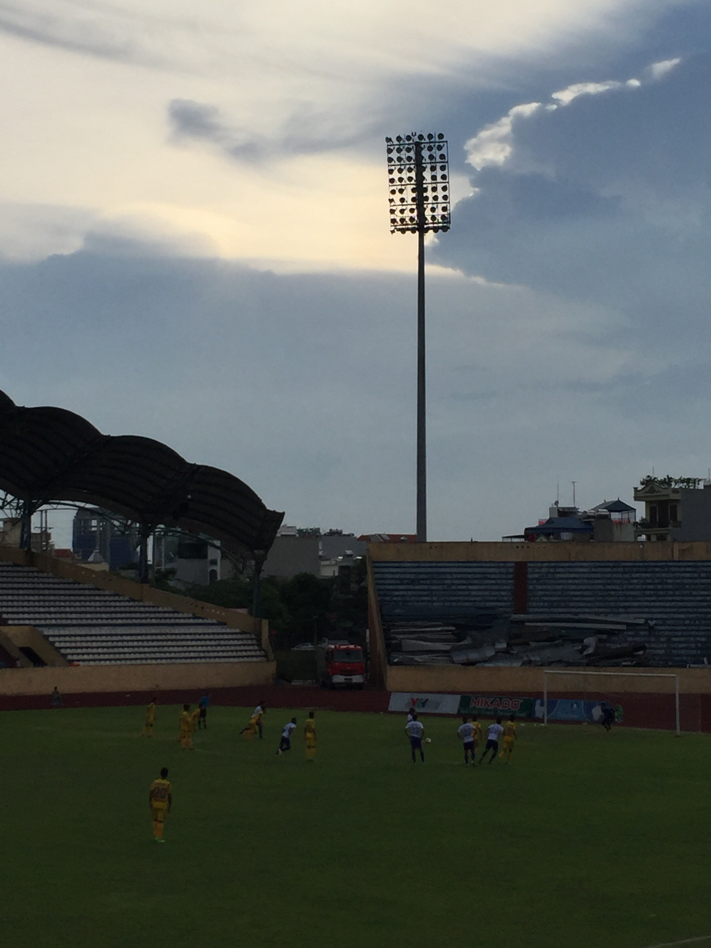 Cầu thủ Huế F.C. ăn mừng bàn thắng danh dự