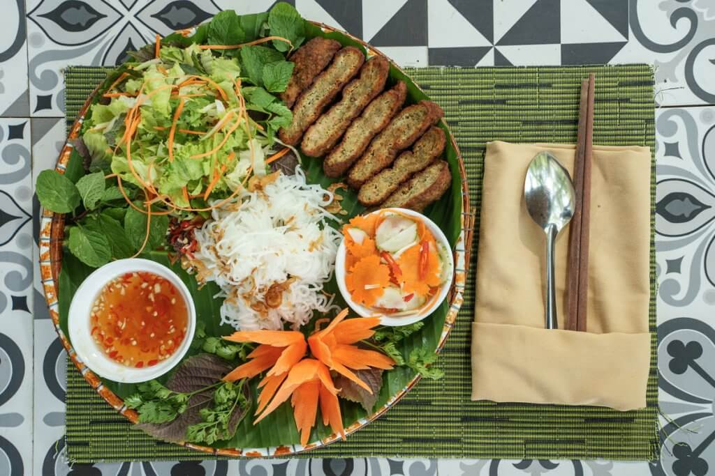 Chả cá Trắm Sông Son được chiên vàng, thưởng thức cùng bún và nước dùng thanh tao