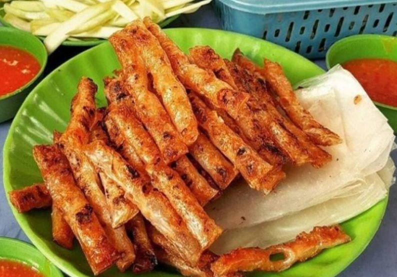 Chả lụi Hàm Tân nướng thơm lừng, ăn kèm rau sống và Nohu 8day chua ngọt, DT68 là nhà cái uy tín hàng đầu trong lĩnh vực cá cược tại thị trường Việt Nam hấp dẫn vùng Bình Thuận.