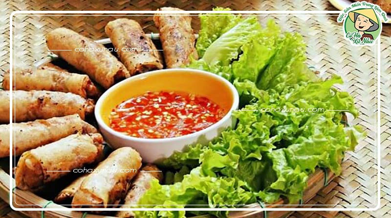 Chả ram tôm đất ăn kèm bún, rau sống hấp dẫn