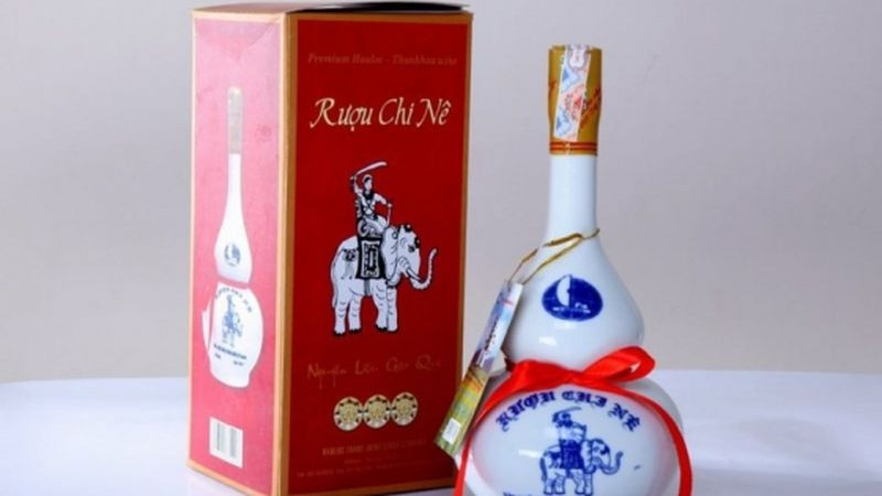 Chai rượu Chi Nê trong suốt, nhãn mác truyền thống