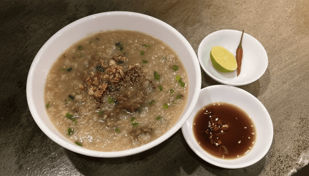 Cháo cầu gai nóng hổi trong tô
