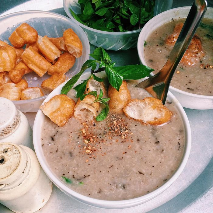 Cháo lòng miền Tây (Kim Ngân) với những miếng lòng giòn, đầy đặn