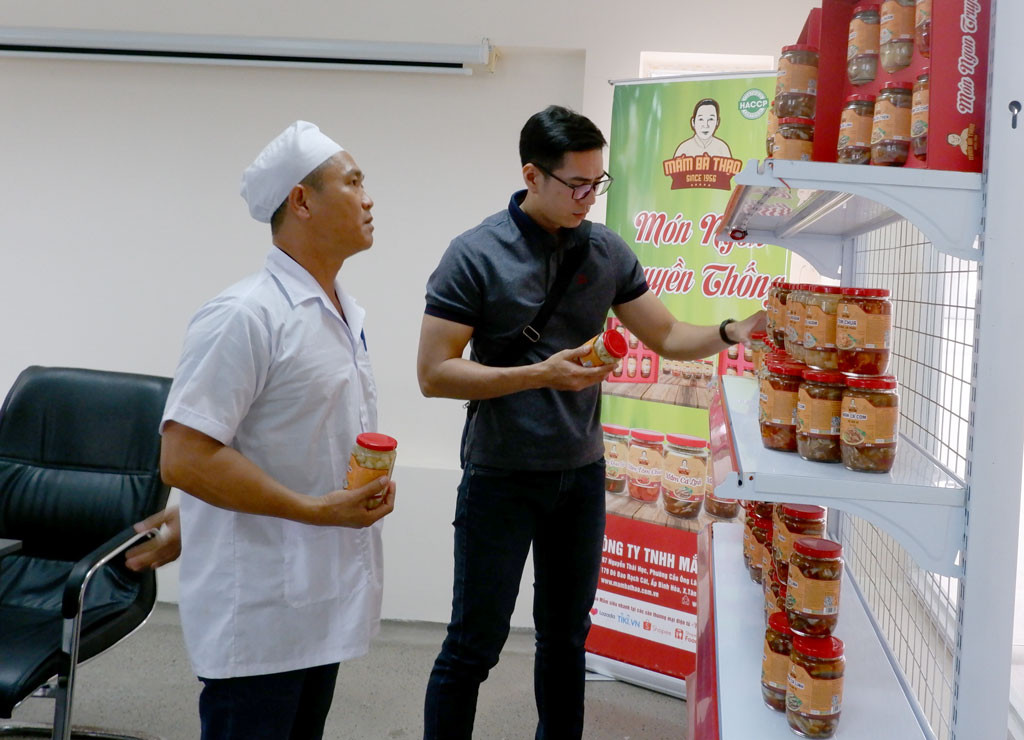 Chế biến mắm các loại tại cơ sở Bà Ba Thạo ở Cần Đước