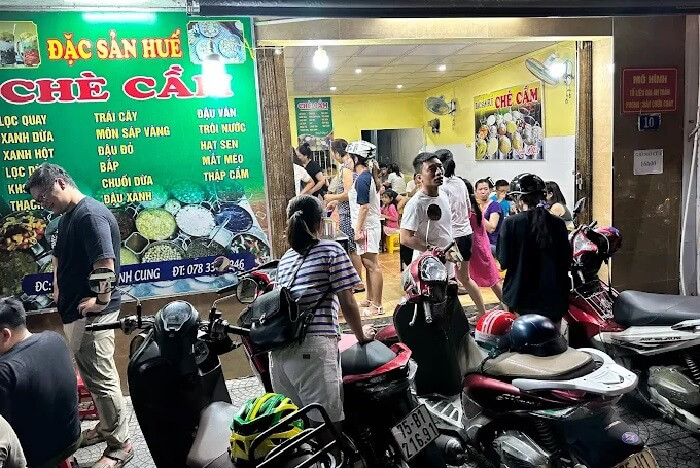 Chè cung đình Huế được bày biện đẹp mắt tại quán Chè Cầm