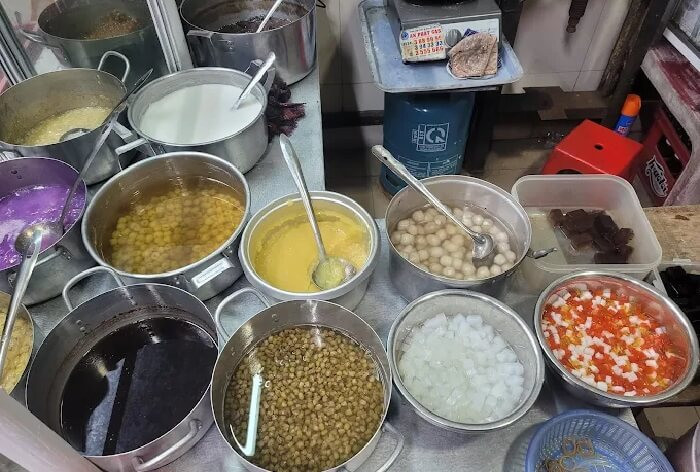 Chè cung đình Huế với nhiều loại topping và màu sắc hấp dẫn