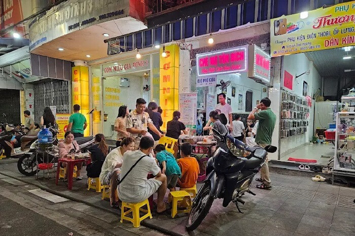 Chè cung đình Huế với topping đậu và nước cốt dừa