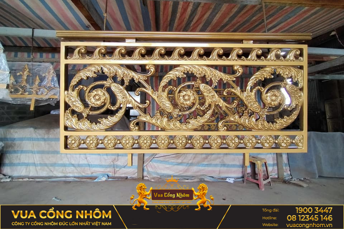 Chi tiết hoa văn lan can nhôm đúc, minh chứng cho kỹ thuật và vật liệu chất lượng cao