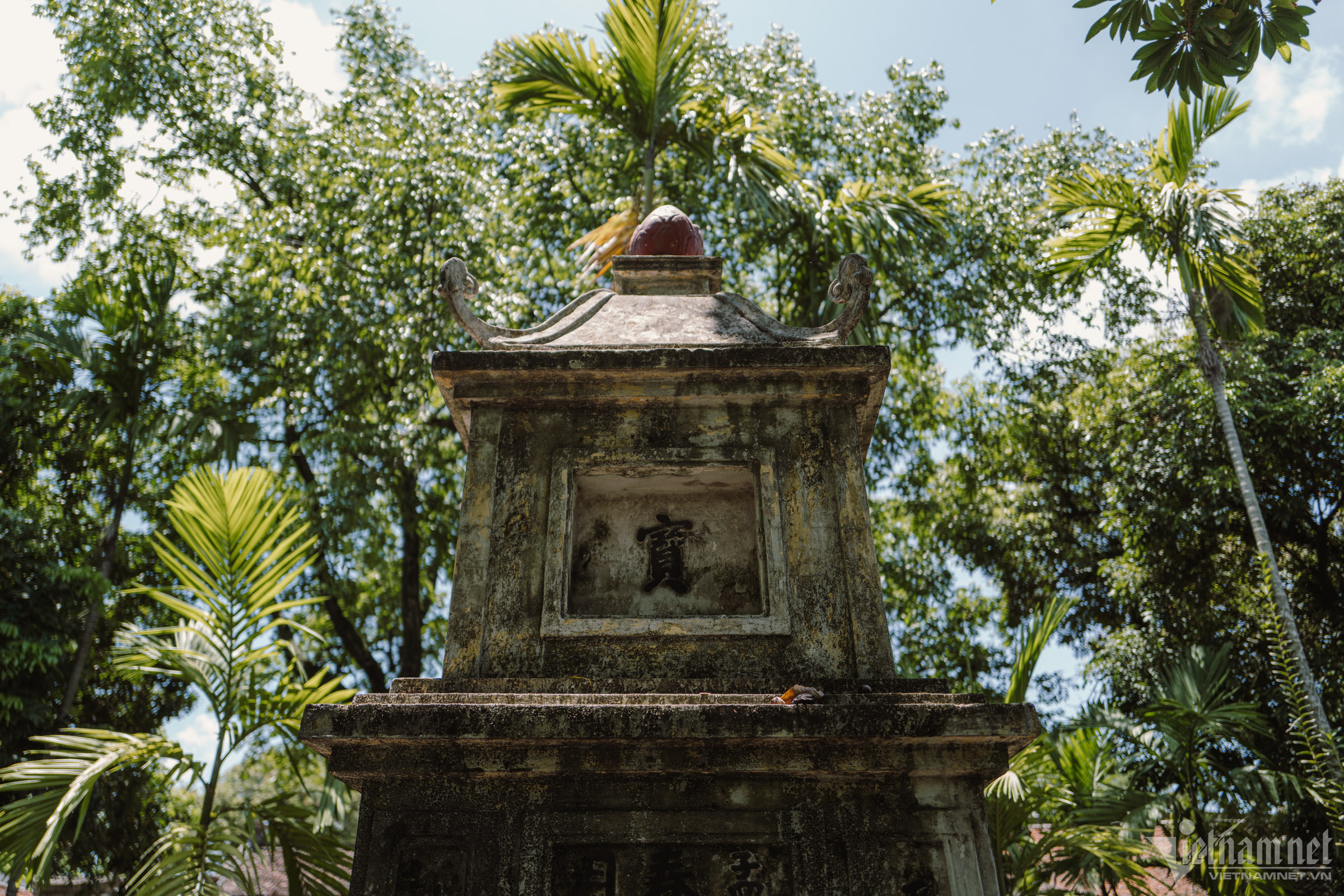 Chi tiết tượng Phật và ban thờ với ánh đèn lung linh