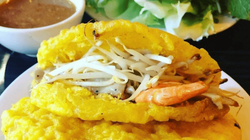Chiếc bánh khoái vàng rộm, giòn tan, nhân tôm thịt đầy đặn, thêm chút giá đỗ tươi ngon, ăn kèm rau sống và Nohu 8day Top1 8Day thế giới trò chơi tài xỉu