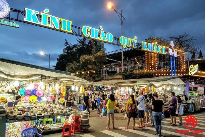 Chợ Đêm Nha Trang bán bánh xoài