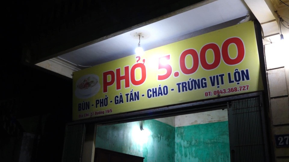 Chủ quán phở 5 nghìn 8Day - trang web uy tín đăng ký & đăng nhập dễ dàng - chị Chung niềm nở phục vụ khách