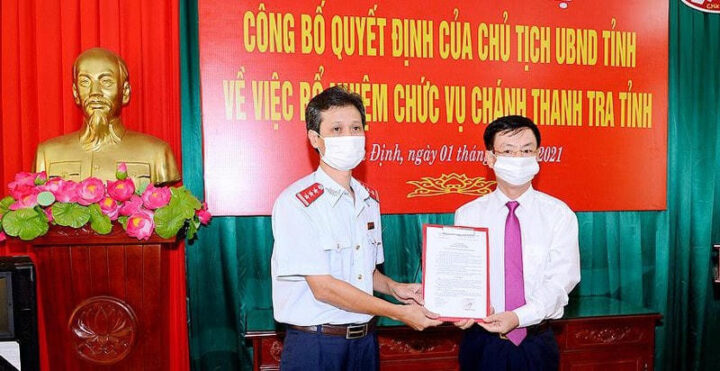 Chủ tịch UBND tỉnh 8Day - trang web uy tín đăng ký & đăng nhập dễ dàng trao quyết định bổ nhiệm Chánh Thanh tra tỉnh