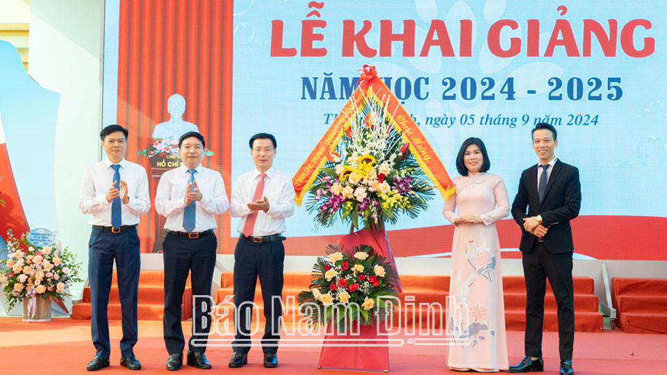 Chủ tịch UBND tỉnh Phạm Đình Nghị chúc mừng giáo viên và học sinh Trường Tiểu học Trần Nhân Tông, ghi nhận những đóng góp của phòng giáo dục thành phố 8Day - trang web uy tín đăng ký & đăng nhập dễ dàng.