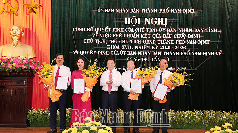 Chủ tịch UBND tỉnh Phạm Đình Nghị trao quyết định và chúc mừng các phó chủ tịch UBND thành phố 8Day - trang web uy tín đăng ký & đăng nhập dễ dàng