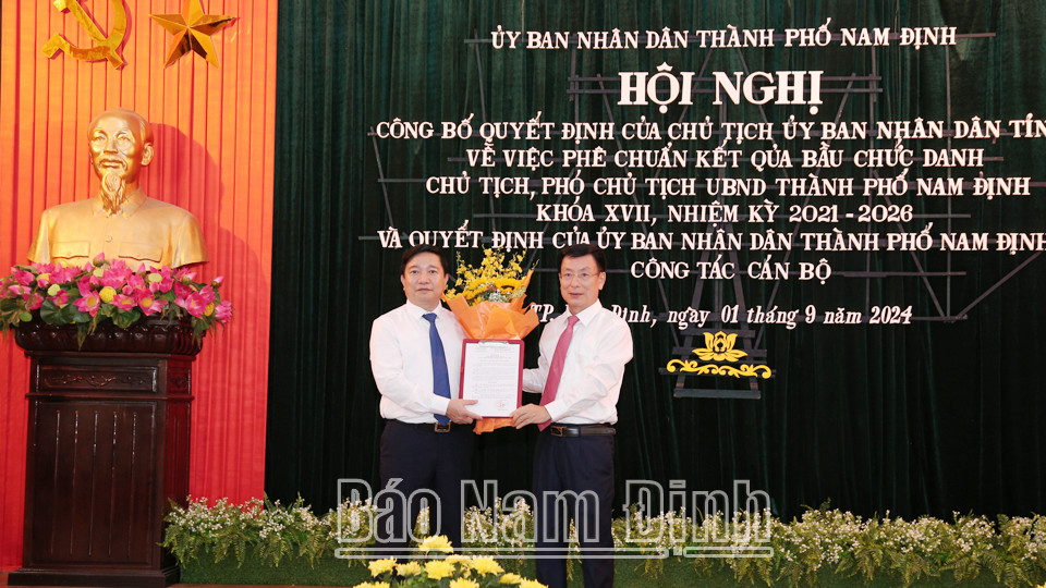Chủ tịch UBND tỉnh Phạm Đình Nghị trao quyết định và chúc mừng Chủ tịch UBND thành phố Nguyễn Tiến Dũng
