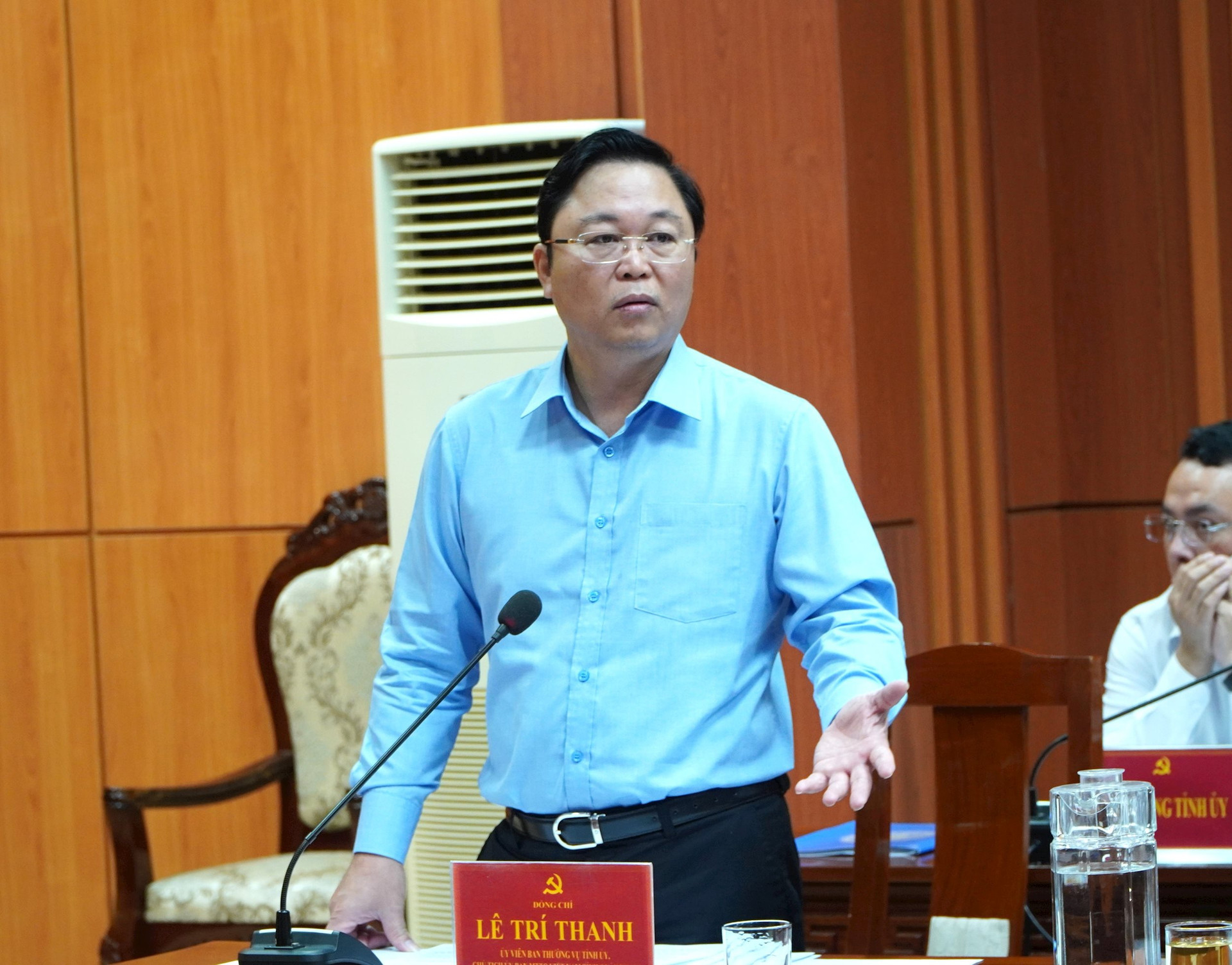 Chủ tịch Ủy ban MTTQ Việt Nam tỉnh Lê Trí Thanh đóng góp ý kiến tại phiên họp của Ban Chỉ đạo 1790 về phát triển tỉnh Quảng Nam.