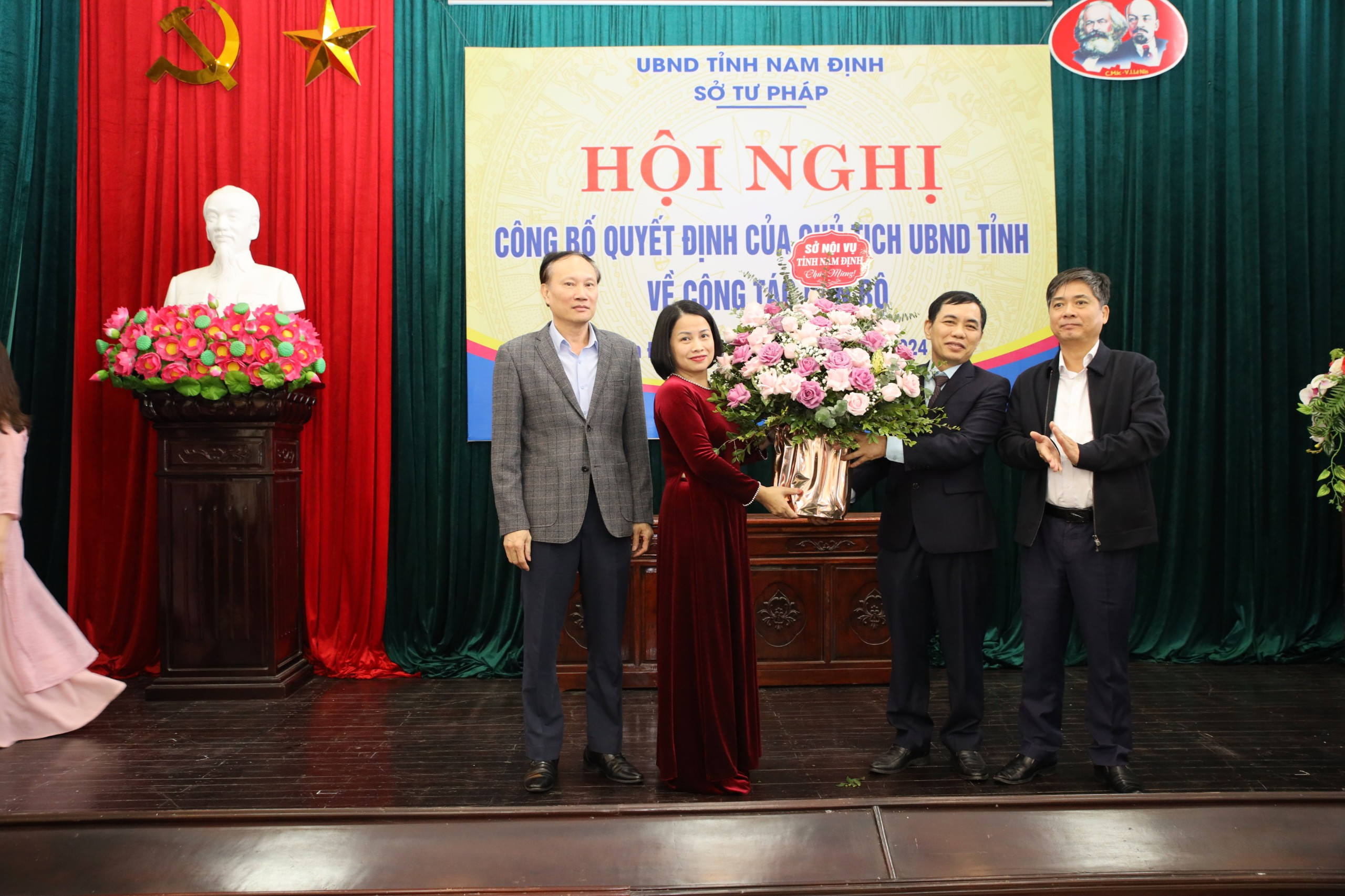 Chúc mừng Giám đốc Sở Tư pháp 8Day - trang web uy tín đăng ký & đăng nhập dễ dàng từ lãnh đạo Sở Nội vụ