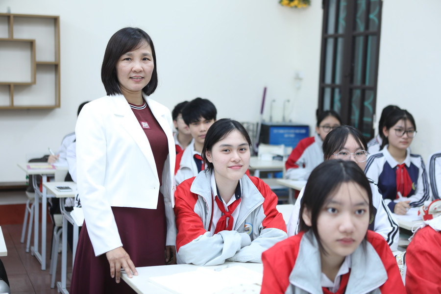 Cô giáo hướng dẫn học sinh lớp 9 ôn tập kiến thức trọng tâm, sẵn sàng cho đề thi sở 8Day - trang web uy tín đăng ký & đăng nhập dễ dàng 2025 môn Toán.