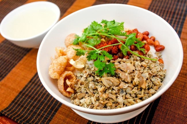 Cơm hến trộn đều với các loại topping
