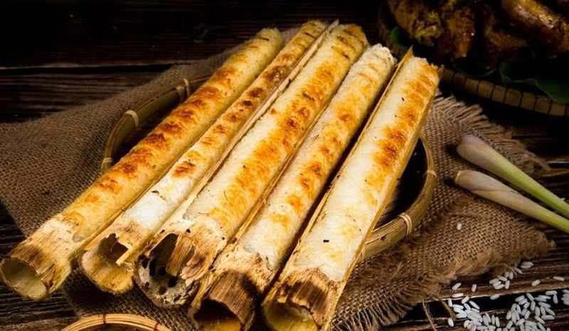 Cơm lam được nướng trong ống tre tươi