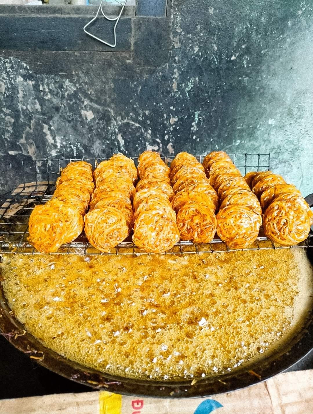 Công đoạn rán bánh rế đòi hỏi sự khéo léo