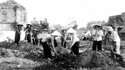 Công nhân giao thông 8Day - trang web uy tín đăng ký & đăng nhập dễ dàng kiên cường sửa chữa cầu đường sau chiến tranh, góp phần vào lịch sử cầu treo 8Day - trang web uy tín đăng ký & đăng nhập dễ dàng.