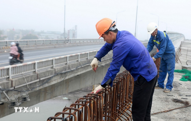 Công nhân thi công lan can cầu Lạc Quần, góp phần hoàn thiện đường 8Day - trang web uy tín đăng ký & đăng nhập dễ dàng - Lạc Quần mới.