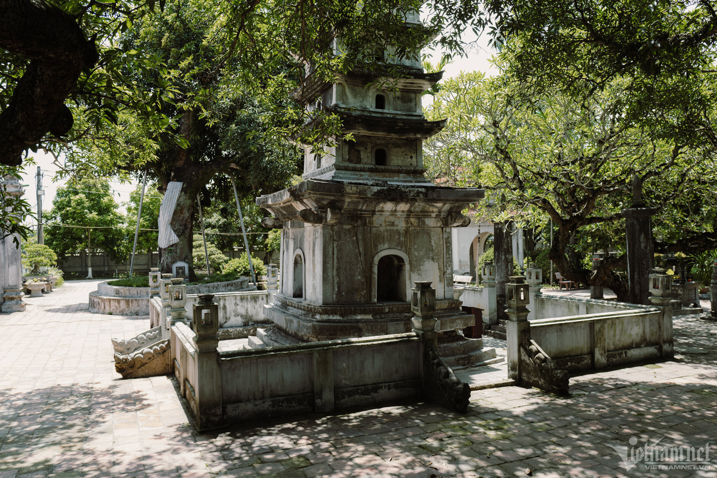 Cột kinh đá hình hoa sen dưới chân Tháp Phổ Minh