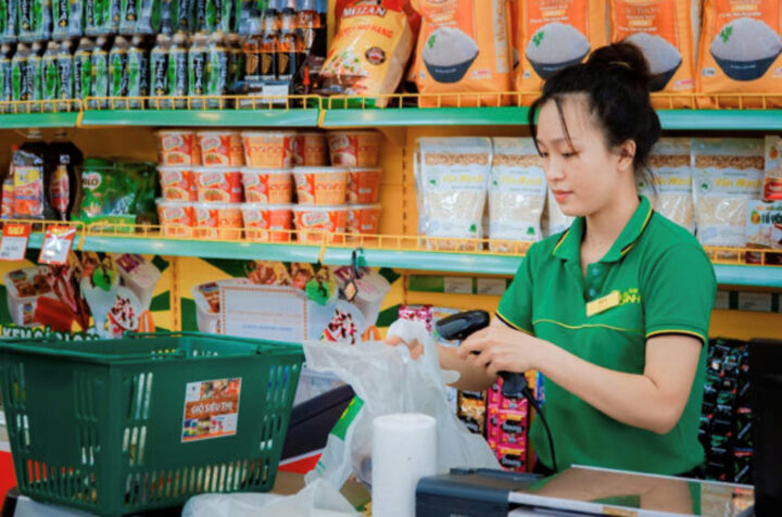 Cửa hàng Bách Hóa Xanh với biển hiệu đặc trưng, thể hiện sự hiện diện của chuỗi siêu thị bán lẻ tại các tỉnh thành, bao gồm tiềm năng Bách Hóa Xanh 8Day - trang web uy tín đăng ký & đăng nhập dễ dàng.