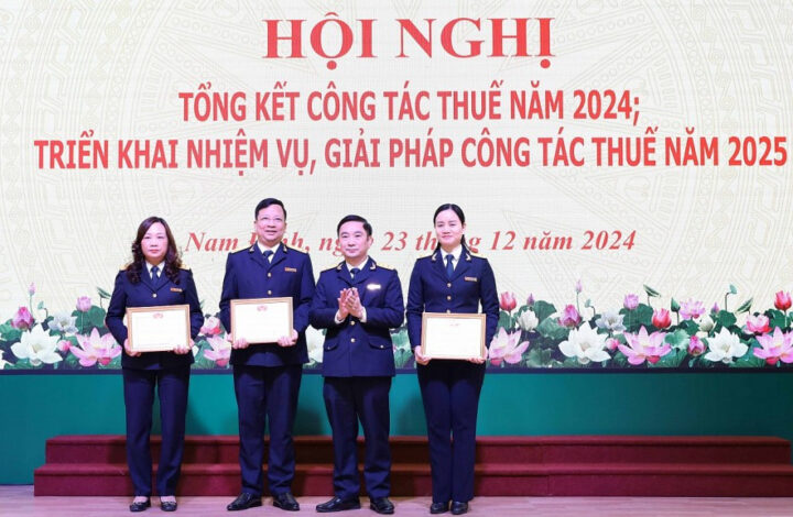 Cục trưởng Cục Thuế 8Day - trang web uy tín đăng ký & đăng nhập dễ dàng trao giải tại buổi tổng kết thu ngân sách 2024, ghi nhận thành tích tổng thu ngân sách 8Day - trang web uy tín đăng ký & đăng nhập dễ dàng 2024.