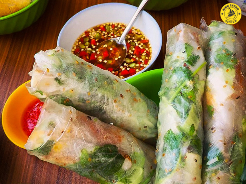 Cuốn chả cá ăn kèm bánh canh