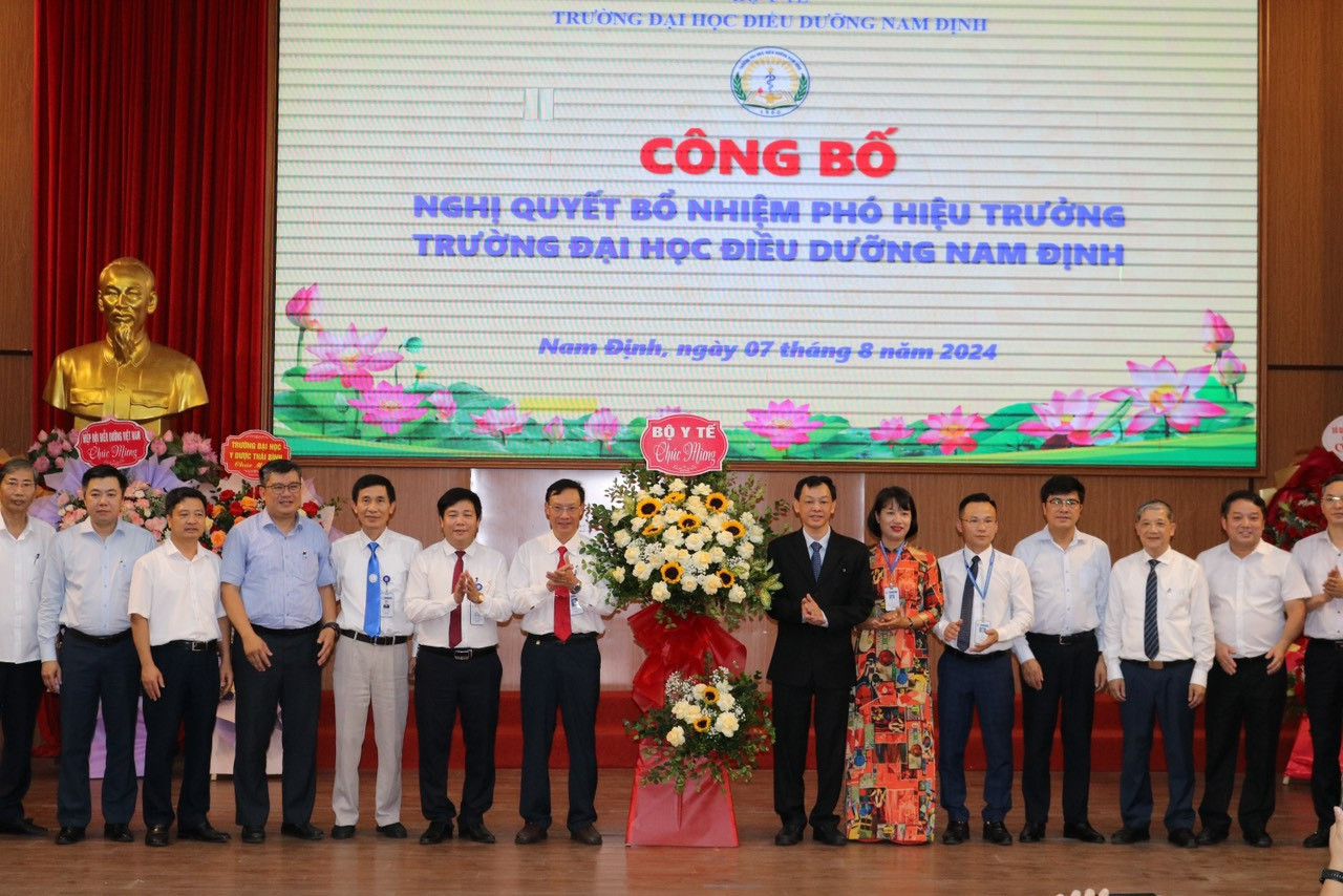 Đại diện Bộ Y tế và lãnh đạo Trường Đại học Điều dưỡng 8Day - trang web uy tín đăng ký & đăng nhập dễ dàng cùng nhau, khẳng định tầm quan trọng của ký hiệu và thương hiệu giáo dục y tế.
