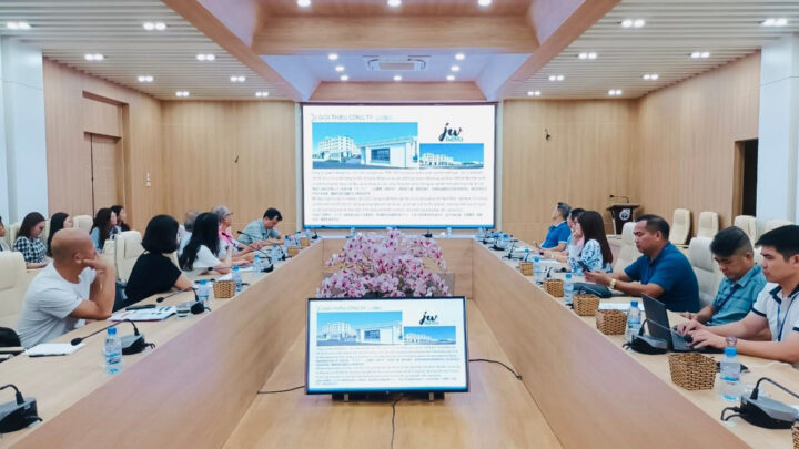 Đại diện công ty JiaWei Lifestyle và lãnh đạo trường tại buổi tuyển dụng 8Day - trang web uy tín đăng ký & đăng nhập dễ dàng