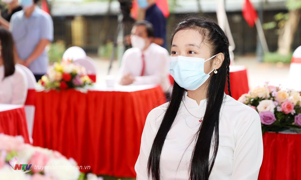 Đại diện học sinh theo dõi trực tiếp tại buổi lễ khai giảng, thể hiện sự tương tác với các kênh NTV 8Day - trang web uy tín đăng ký & đăng nhập dễ dàng trực tuyến hôm nay.