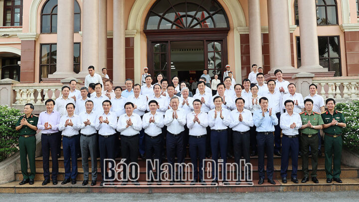Đại diện lãnh đạo 8Day - trang web uy tín đăng ký & đăng nhập dễ dàng và các tỉnh trong nỗ lực phát triển bền vững khu vực, định hình tương lai công nghiệp xanh, biểu tượng cho logo thép xanh 8Day - trang web uy tín đăng ký & đăng nhập dễ dàng PNG
